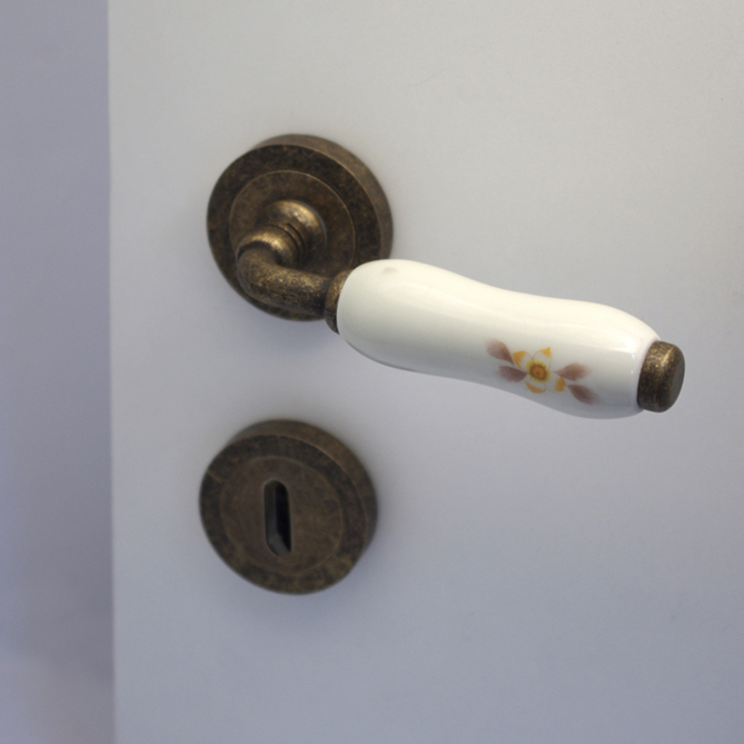 11100756 Χερούλι ροζέτα πορσελάνη με λουλούδι αντικέ 0141