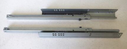 Οδηγός συρταριου κρυφός 100% 550mm με φρένο (s10c)