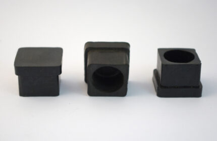 Τάπα επίπλων μαύρη τετράγωνη χωνευτή 19mm